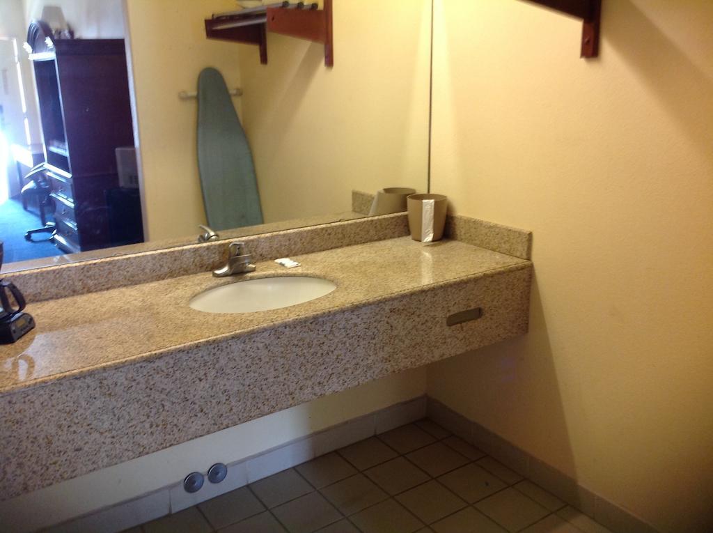 Executive Inn & Suites Shepherd Quarto foto